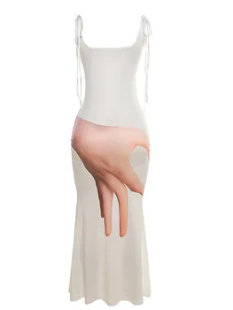 Смелое и красивое женское облегающее платье Y2K с графическим принтом, бретельками-спагетти, глубоким вырезом и открытой спиной - идеально