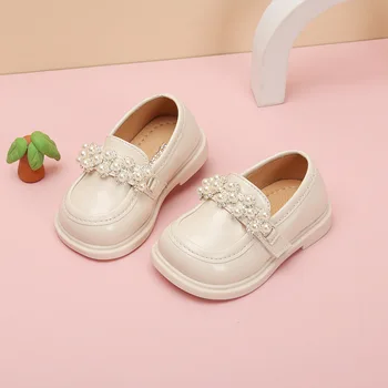 2023 Новая Весенняя обувь для маленьких девочек Из Кожи с Жемчугом, Милая обувь Принцессы для младенцев, Мягкая подошва, Уличная Праздничная Модная обувь для малышей